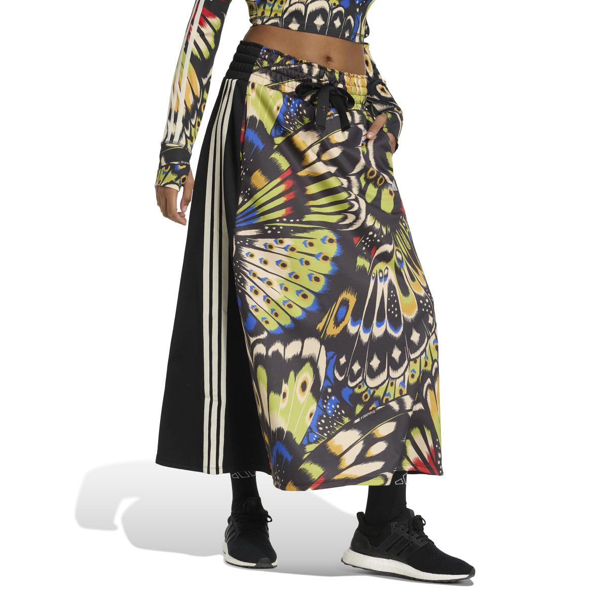 product/2/0/2025_adidas_jl8620_4_apparel_on_model_walking_view_white.jpg