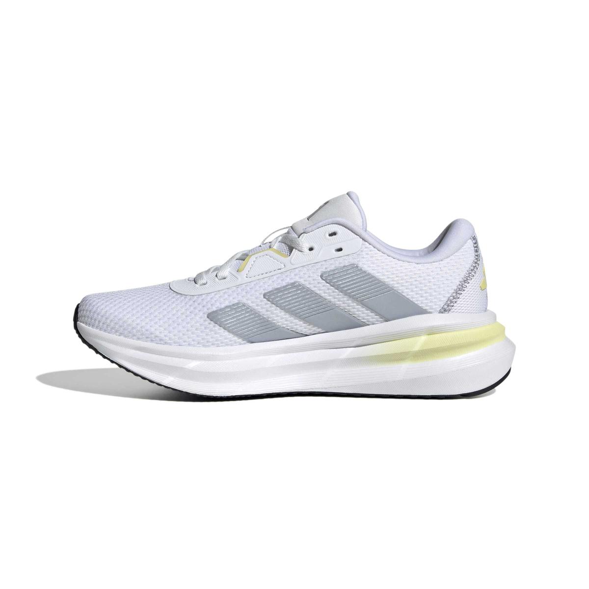 product/a/d/adidas_jq2605_5_footwear_photography_side_medial_center_view_white-nw091625.jpg