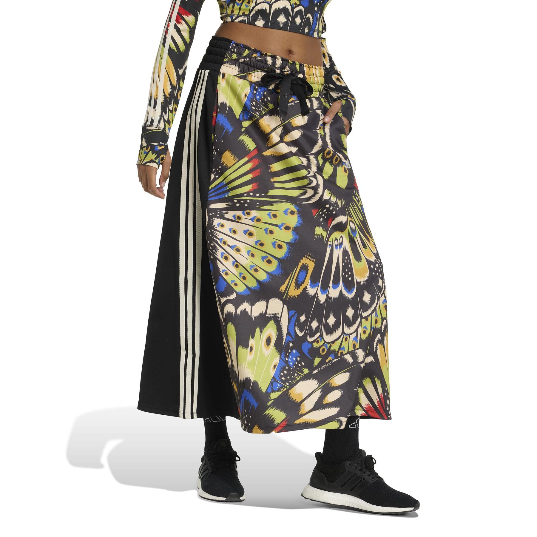 product/2/0/2025_adidas_jl8620_4_apparel_on_model_walking_view_white.jpg