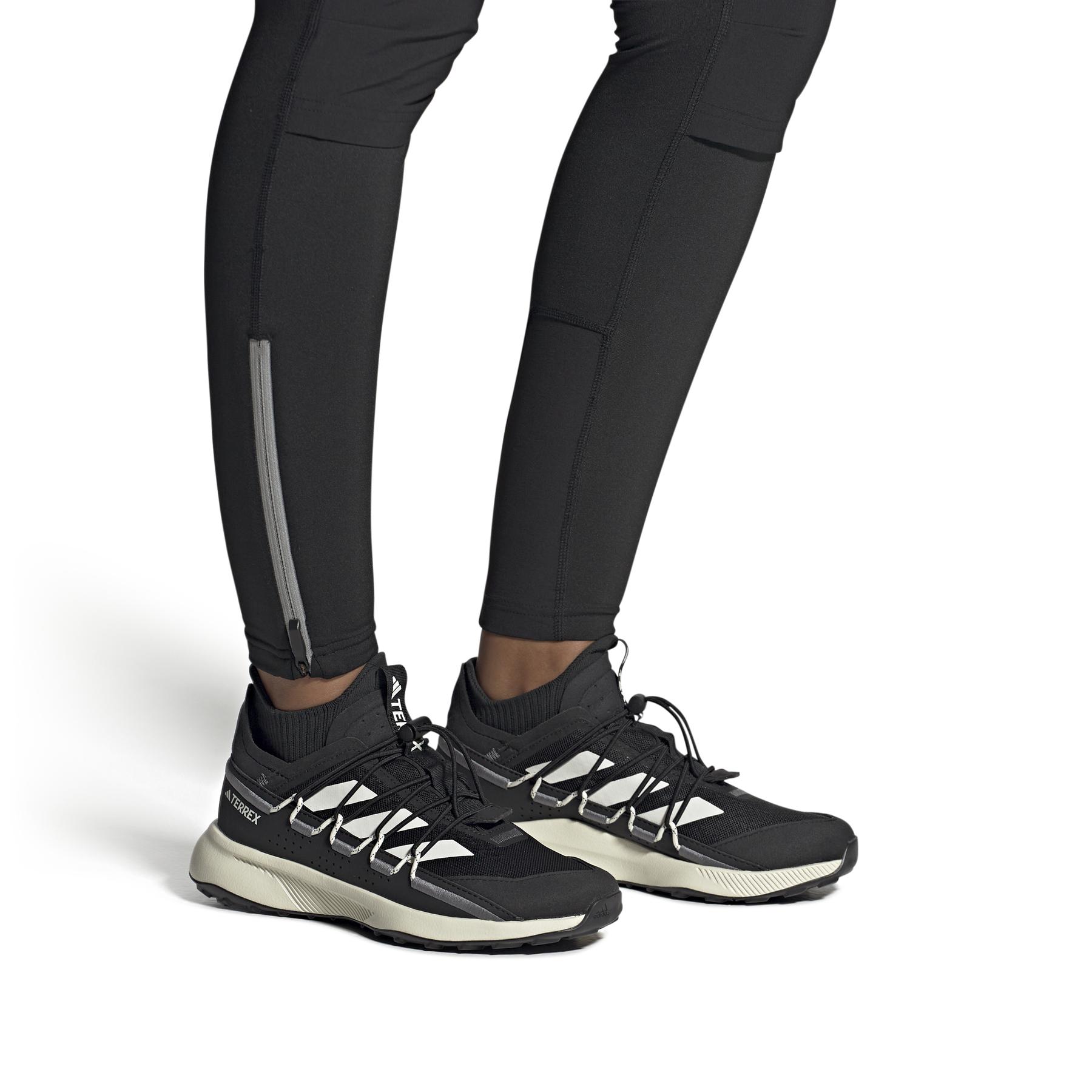 product/a/d/adidas_hq0941_11_footwear_on_model_front_view_white_000.jpg