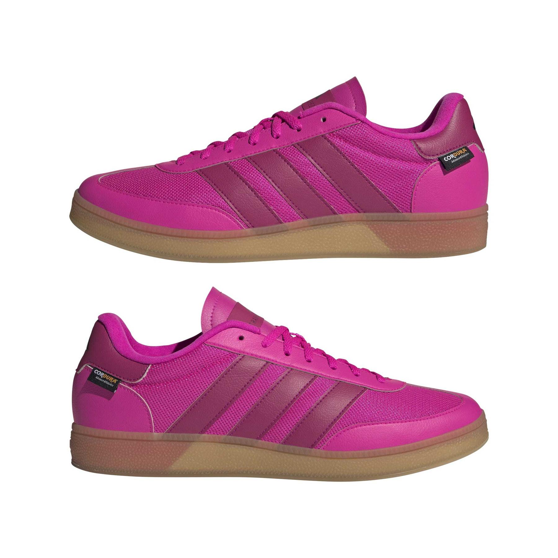product/a/d/adidas_jq9021_10_footwear_photography_mirrored_pair_view_white-nw091625.jpg